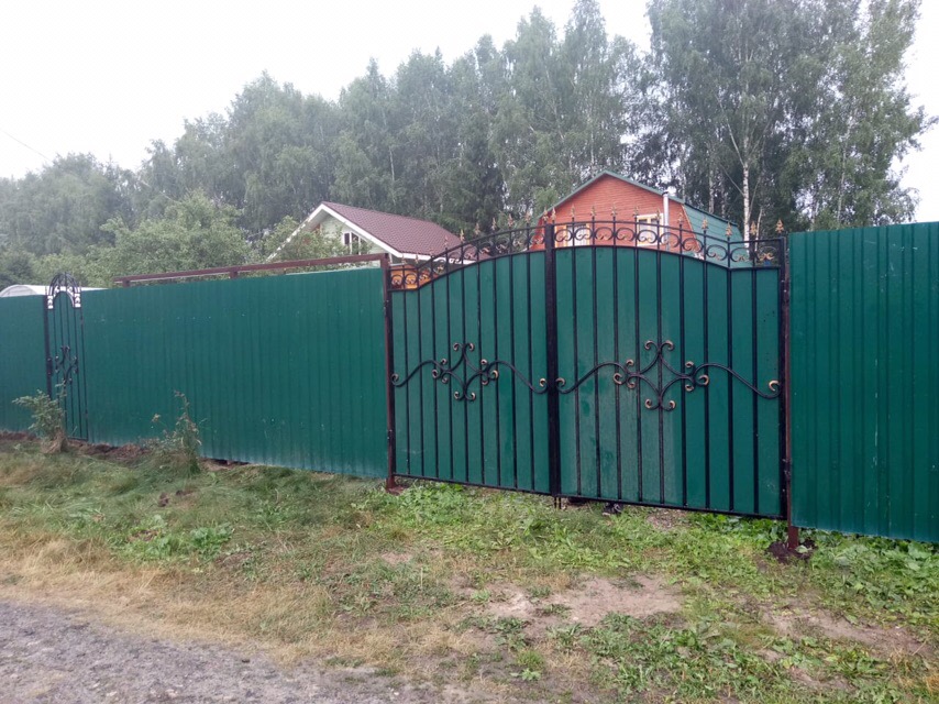 Забор из профнастила с распашными воротами